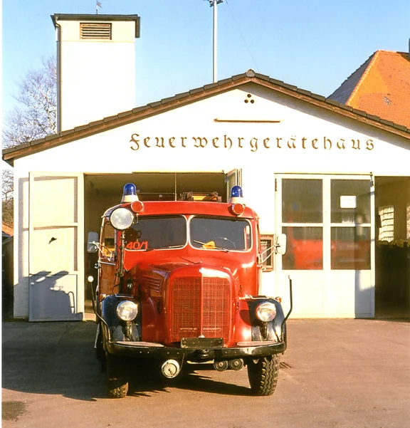 TLF15_02 (002) vor Feuerwehrhaus.jpg