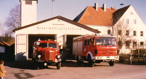 TLF15_LF16 (002) Fuhrpark alt neu Feuerwehrgerätehaus 1984.jpg