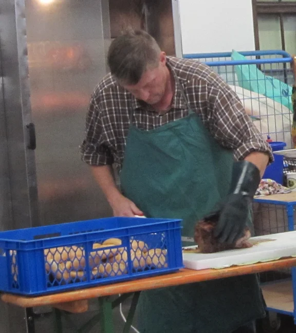 Josef Mann am Grill.jpg