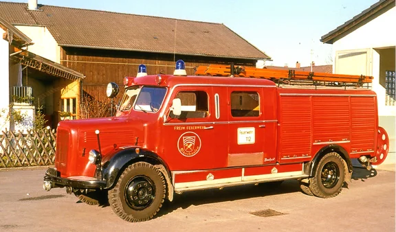 TLF15_01 (002) Feuerwehrgerätehaus Ri Forstner.jpg