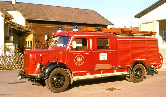TLF15_01 (002) Feuerwehrgerätehaus Ri Forstner.jpg